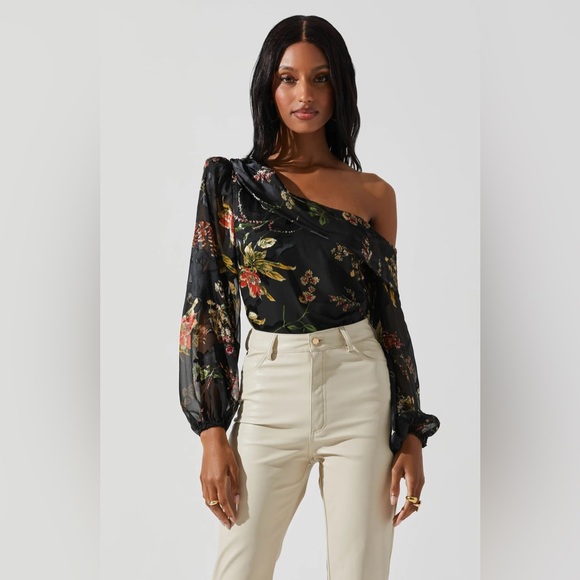 NWT ASTR The Label REIGN FLORAL OFF SHOULDER TOP - Picture 6 of 6